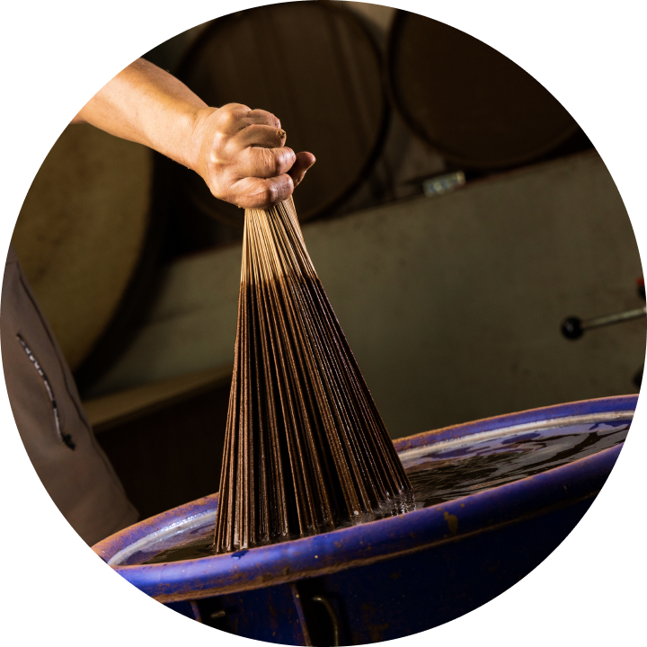 製香流程圖片-香芯沾水